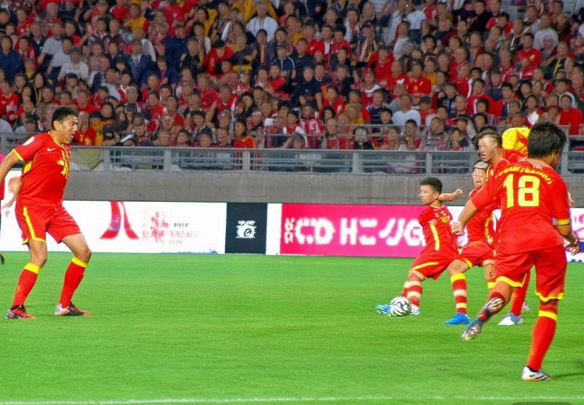 2015年中国男足对抗赛：挑战与成长之路